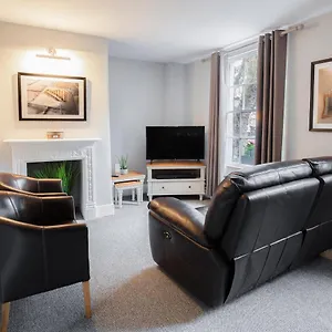 https://the-green-leaf-apartment.tophotelsbath.com