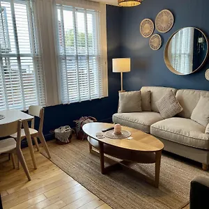 https://new-boho-vibes-cardiff-apartment.cardiffhotelswales.com