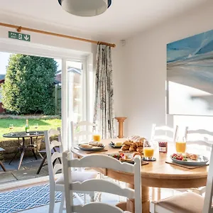 https://port-view-house.cardiffhotelswales.com